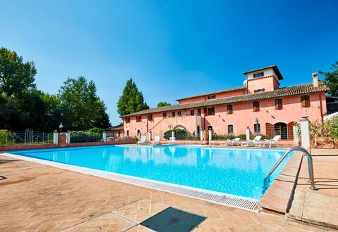 Agriturismo Il Molino Di Uncinano: Water, Sky, Plant, Property, Swimming Pool, Azure, Building, Rectangle, Tree, Architecture