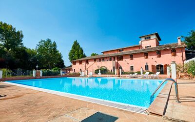 Agriturismo Il Molino Di Uncinano: Water, Sky, Plant, Property, Swimming Pool, Azure, Building, Rectangle, Tree, Architecture