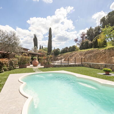 Valdambra Villa: Swimming Pool, Resort, Thermae, Eco Hotel, Estate, Hacienda, Garden, Leisure, Backyard, Landscaping