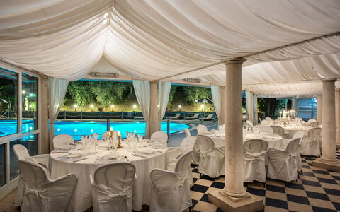 Villa Alfresco: Table, Furniture, Decoration, Property, Tableware, Water, Light, Chair, Tablecloth, Azure