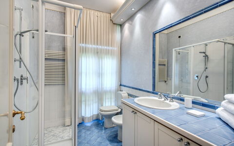 Villa Alfresco: Mirror, Plumbing Fixture, Tap, Sink, Bathroom Sink, Bathroom Cabinet, Bathroom, Cabinetry, Building, Purple
