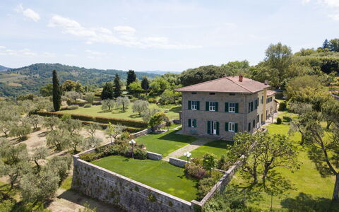 Villa Lastra: Cloud, Plant, Sky, Property, Window, Building, Tree, House, Natural Landscape, Grass