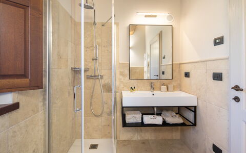 Fonte Della Chiana: Brown, Tap, Mirror, Plumbing Fixture, Sink, Bathroom Sink, Building, Plant, Bathroom