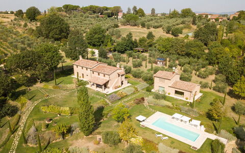 Fonte Della Chiana: Building, Sky, Property, Plant, Tree, Land Lot, House, Urban Design, Natural Landscape, Neighbourhood