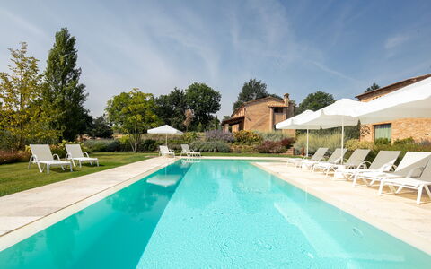 Fonte Della Chiana: Water, Sky, Plant, Cloud, Property, Swimming Pool, Tree, Azure, Chair, Shade