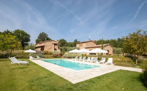 Fonte Della Chiana: Cloud, Sky, Plant, Building, Tree, Swimming Pool, Land Lot, Grass, House, Leisure