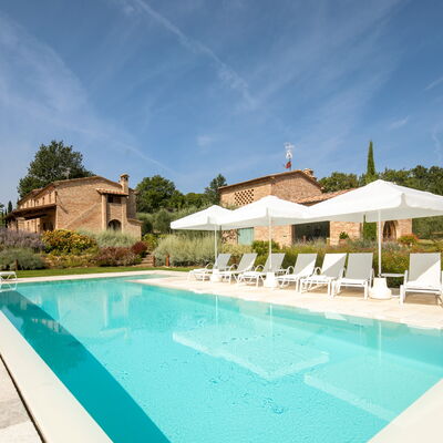Fonte Della Chiana: Water, Cloud, Sky, Plant, Property, Swimming Pool, Building, Azure, Tree, Chair
