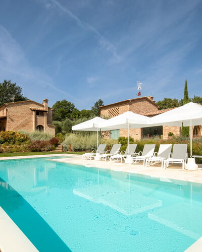 Fonte Della Chiana: Water, Cloud, Sky, Plant, Property, Swimming Pool, Building, Azure, Tree, Chair