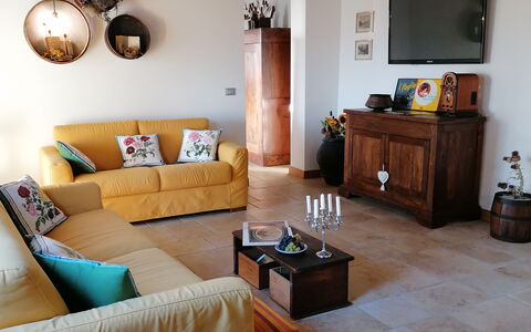 Il Pozzo Di San Barnaba: Property, Couch, Furniture, Table, Picture Frame, Wood, Interior Design, Houseplant, Living Room, Floor