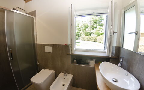 Tenuta Il Giardino Proprietà: Sink, Tap, Property, Bathroom Sink, Photograph, Plumbing Fixture, Window, White, Building, Bathroom