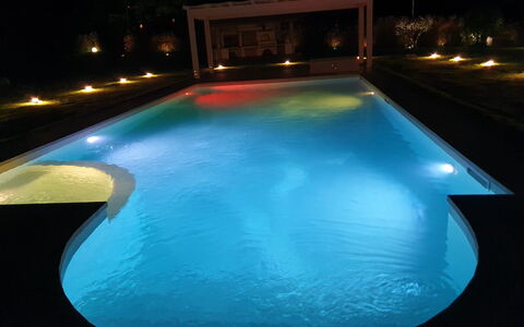 Tenuta Il Giardino Proprietà: Water, Light, Azure, Swimming Pool, Rectangle, Aqua, Composite Material, Leisure, Tints And Shades