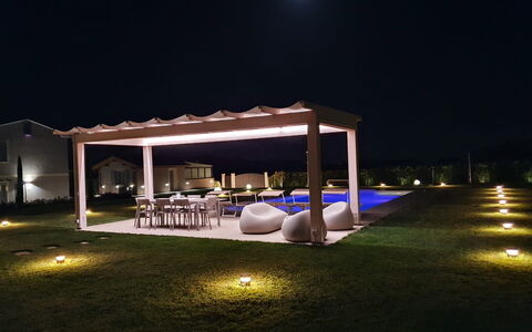 Tenuta Il Giardino Proprietà: Light, Plant, Building, Sky, Shade, Gazebo, Gas, House