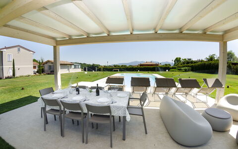 Tenuta Il Giardino Proprietà: Sky, Table, Plant, Property, Furniture, Chair, Shade, Outdoor Furniture, Tree, Architecture