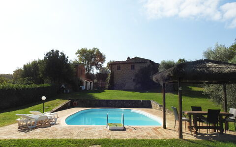 San Lorenzo: Plant, Sky, Water, Building, Cloud, Nature, Tree, Swimming Pool, Land Lot, Rectangle
