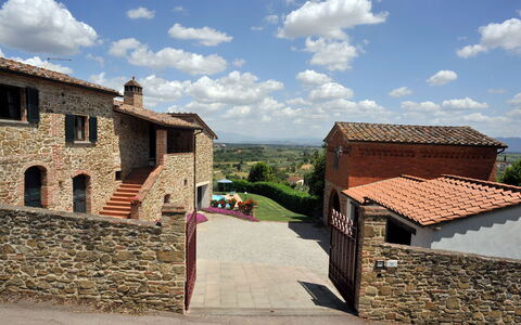 San Lorenzo: Cloud, Sky, Window, Plant, Building, Tree, House, Land Lot, Cottage, Neighbourhood