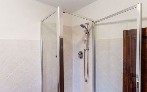 Villa Taragnano: Shower Head, Plumbing Fixture, Shower Door, Shower Bar, Shower, Door, Bathroom, Shower Panel, Interior Design