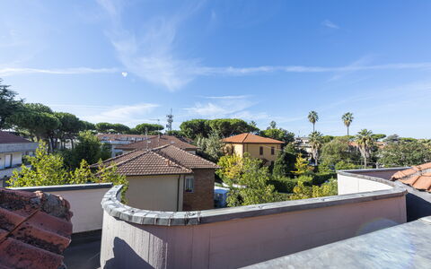 Casa Serchio: Cloud, Sky, Property, Building, Azure, House, Tree, Plant, Window, Shade
