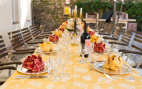 Villa Vaccoli: Food, Table, Tableware, Furniture, Stemware, Plate, Tablecloth, Plant, Dishware, Drinkware