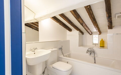 Residenza Morin: Tap, Property, Plumbing Fixture, Sink, White, Bathroom Sink, Mirror, Bathtub, Bathroom, Building