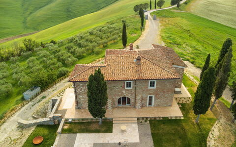 Casa Insieme: Plant, Property, Building, Green, Window, Land Lot, Natural Landscape, Grass, House, Slope