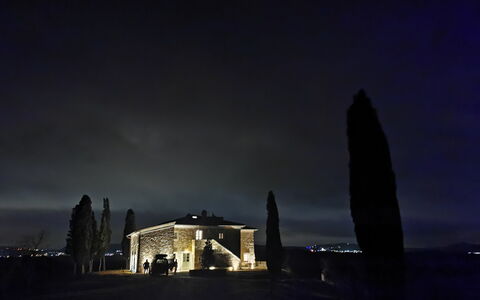 Casa Insieme: Atmosphere, Sky, Window, Cloud, Dusk, Building, Horizon, City, Tints And Shades, Landscape
