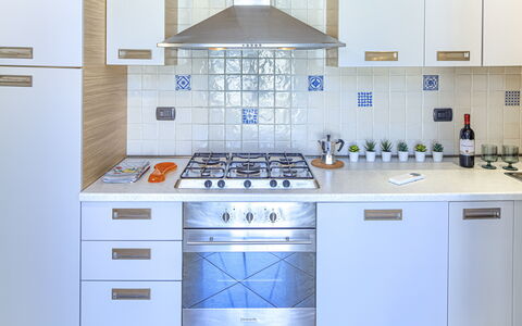 Apartments Mafalda - Levanto: Cabinetry, Countertop, Product, Kitchen Stove, Kitchen, Architecture, Interior Design, Gas Stove, Kitchen Appliance, Floor