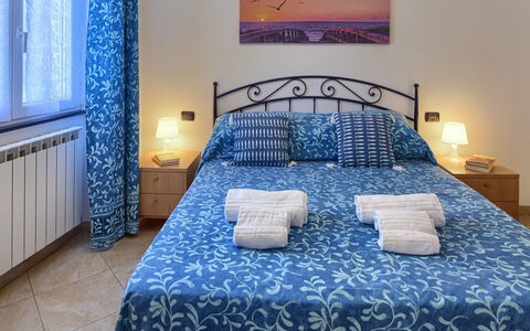Apartments Mafalda - Levanto: Furniture, Property, Building, Blue, Comfort, Azure, Bed Frame, Wood, Textile, Bed