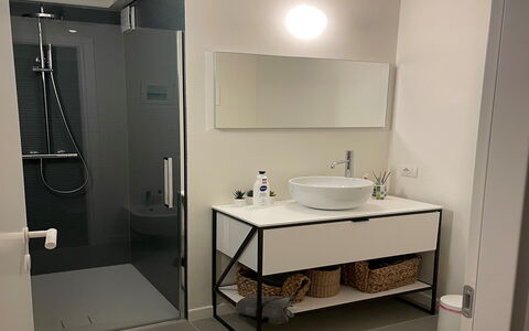 Sui Tetti Di Lucca: Tap, Sink, Plumbing Fixture, Bathroom Sink, Building, Bathroom, Interior Design, Floor, Flooring