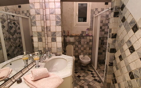 Lucida: Mirror, Plumbing Fixture, Property, Tap, Sink, Building, Bathroom Sink, Bathroom, Interior Design, Purple