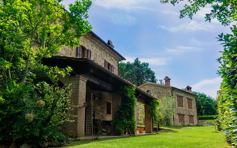 Villa Sant'anna: Plant, Sky, Building, Cloud, Window, Green, Tree, Natural Landscape, Grass, Cottage