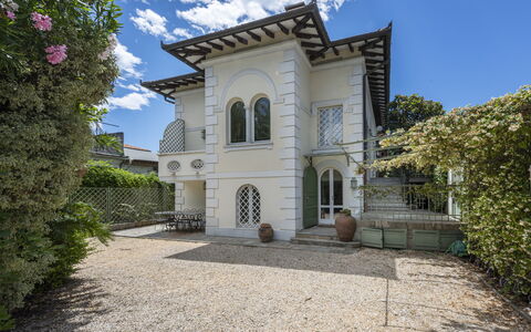 La Villetta: Cloud, Sky, Building, Plant, Window, Azure, Door, Neighbourhood, Residential Area, House