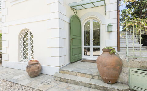 La Villetta: Building, Property, Window, Plant, Barrel, Flowerpot, Brickwork, Door, Brick, Wood