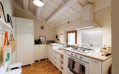 Appartamento Mancini: Tap, Property, Cabinetry, Sink, Plumbing Fixture, Countertop, Kitchen, Wood, Interior Design, Floor