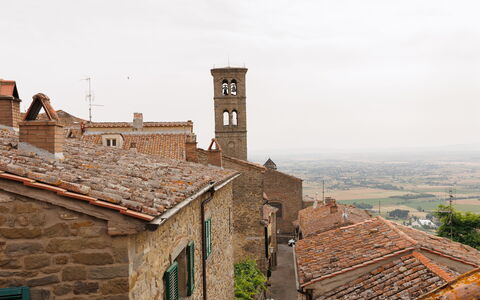 Appartamento Mancini: Sky, Cloud, Wood, Brick, House, Brickwork, Roof, Window, Tree, Rural Area