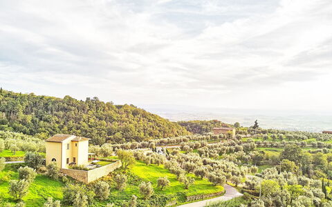 Casa Lionardo: Cloud, Sky, Plant, Natural Landscape, Highland, Grass, Landscape, Tree, Grassland, Horizon