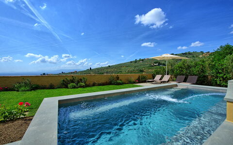 Casa Lionardo: Water, Cloud, Plant, Sky, Daytime, Water Resources, Natural Landscape, Azure, Swimming Pool, Rectangle