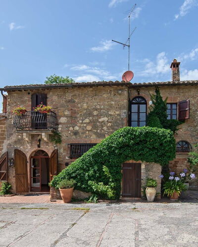 Villa Pania: Sky, Plant, Cloud, Building, Window, Tree, House, Cottage, Door, Grass