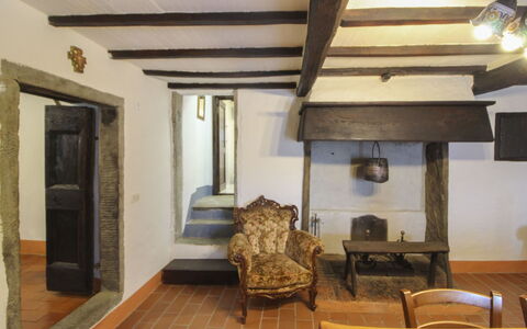 La Casa nel Borgo: Flooring, Floor, Room, Ceiling, Hardwood, Wood Stain