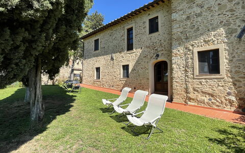 Montauto: Building, Property, Window, Plant, Land Lot, Sky, Grass, Tree, House, Chair