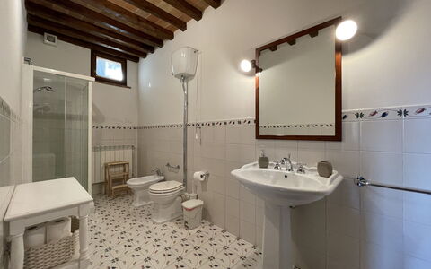 Montauto: Mirror, Tap, Plumbing Fixture, Sink, Property, Bathroom Sink, Building, Bathroom, Interior Design, Architecture