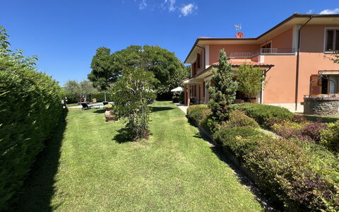 Villino Setteponti: Plant, Sky, Property, Building, Window, Land Lot, Tree, Vegetation, House, Cloud