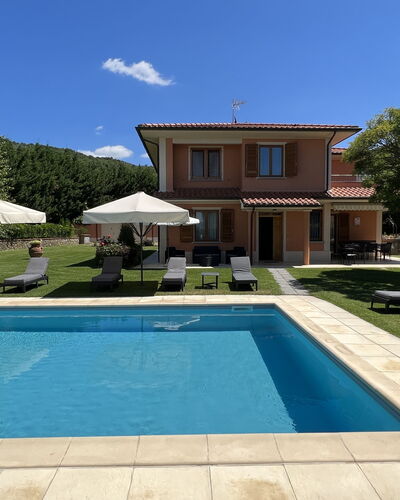 Villino Setteponti: Plant, Sky, Property, Water, Swimming Pool, Building, Azure, Shade, Cloud, Grass