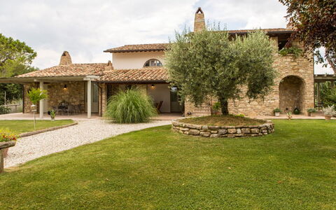 Villa Tavernacce: Plant, Sky, Property, Cloud, Tree, Building, Land Lot, House, Grass, Landscape