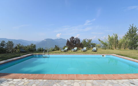 Villa Antelminelli: Water, Sky, Swimming Pool, Cloud, Rectangle, Shade, Leisure, Tree, Grass, Composite Material