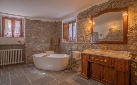 Villa In Garfagnana: Mirror, Bathroom Cabinet, Plumbing Fixture, Tap, Property, Building, Sink, Cabinetry, Bathtub, Bathroom
