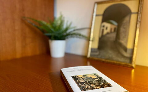 Vintage Apartment in Florence: Plant, Property, Table, Houseplant, Wood, Flowerpot, Book, Publication, Flooring, Floor