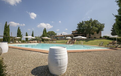 Villa Sulle Crete: Water, Sky, Plant, Cloud, Water Resources, Daytime, Swimming Pool, Tree, Land Lot, Grass