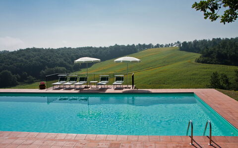 Casale Chieteno: Water, Sky, Property, Swimming Pool, Plant, Umbrella, Azure, Rectangle, Shade, Tree