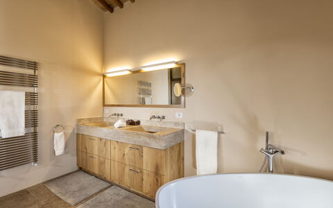 Podere D'Asso: Mirror, Plumbing Fixture, Property, Bathtub, Tap, Picture Frame, Bathroom, Sink, Wood, Bathroom Cabinet