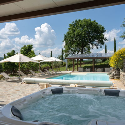 Villa Castelluccio - Arezzo, Toscana: Sky, Cloud, Water, Plant, Property, Swimming Pool, Building, Azure, Shade, Outdoor Furniture